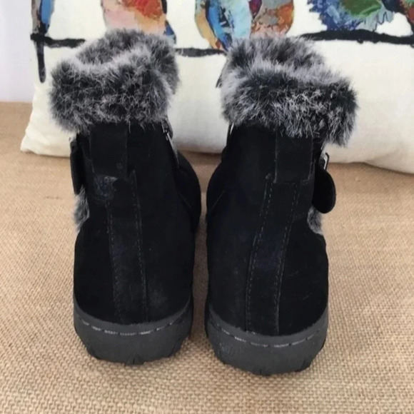 Khombu Women’s Lindsey Suede Ankle Boots - Picture 5 of 10